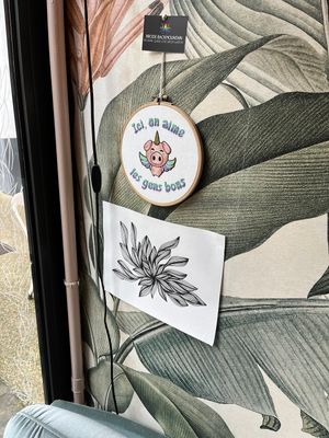 Decoração com jogo de palavras ("gens bons" - boas pessoas - soa exatamente igual 'jambon' - presunto - "aqui amamos pessoas boas"). at Elemiah in Fontainebleau