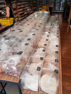 Seleção de granel - farinhas, castanhas, frutas secas, snacks at Empório leve in Sao Paulo