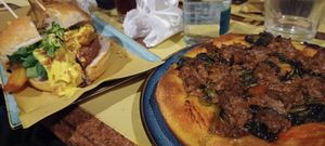 Pizza vegana salsiccia e friarielli e love burger vegano at Birrificio Torino in Turin