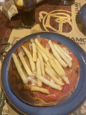 Pizza al tegamino würstel Redefine e patatine  at Birrificio Torino in Turin