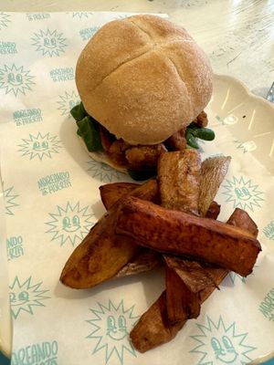 Tikka masala burger, with gluten-free bun at Mareando la Huerta in Alicante