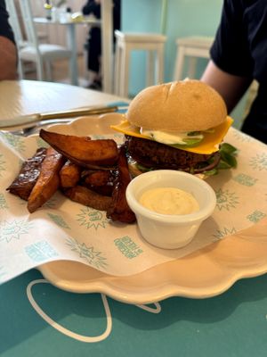 Vegan burger, with gluten-free bun at Mareando la Huerta in Alicante