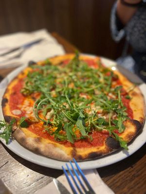 Vegane Pizza mit Steinpilzen und Rucola at il Cantuccio in Traunstein