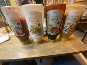 Alle Saucen auf dem Tisch sind Vegan.  at Hans im Glück in Hannover