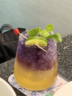 Lime & butterfly pea soda  at Hua Seng Hong ฮั่วเซ่งฮง 和成豐 - Paradise Park in Bangkok