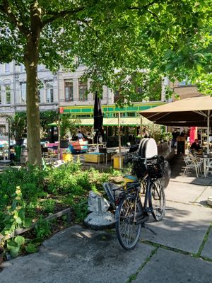 Some of the outside seating at Pura Vida Vegan Tacos in Antwerpen