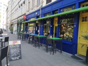 Outside at Pura Vida Vegan Tacos in Antwerpen