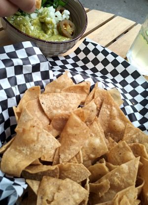Good portion of fresly baked nacho's at Pura Vida Vegan Tacos in Antwerpen