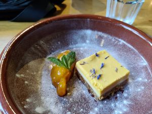 Cake of the week: mango cake. Excellent! at Pura Vida Vegan Tacos in Antwerpen
