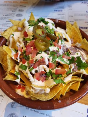 Loaded nachos for two 😋 at Pura Vida Vegan Tacos in Antwerpen