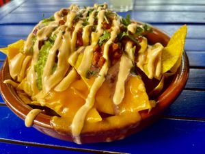 Loaded Nachos
Homemade cheddar, bean paste, pico de gallo, jalapeños, chipotle mayo, guacamole, onion and coriander at Pura Vida Vegan Tacos in Antwerpen