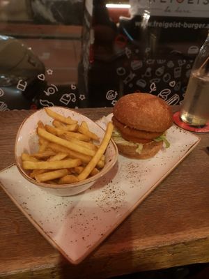 Chick'un burger with fries at Freigeist in Graz