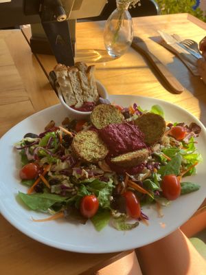 Salada de falafel at Eatsy in Florianopolis