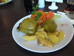 Tomate und Paprika gefüllt mit Reis, dazu Kartoffeln at El Greco in Rottweil