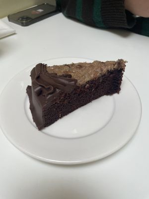 Bolo de chocolate   at Loving Hut - Sunset District in San Francisco