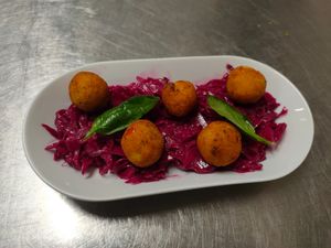 Falafel alla mediterranea con insalata di cavolo rosso at Simago in Osio Sopra