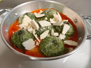 Gnocchi di semolino agli spinaci, crema di pomodori freschi e scaglie di formaggio Roccolo at Simago in Osio Sopra