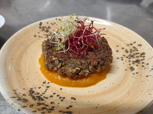 Hamburger vegano di lenticchie con crema d zucca mantovana e germogli freschi at Simago in Osio Sopra