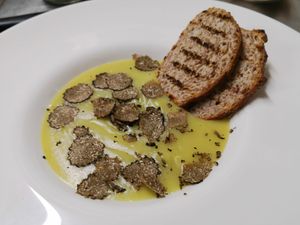 Zuppa di porri e patate, crostoni di pane integrale, lamelle di scorzone autunnale at Simago in Osio Sopra