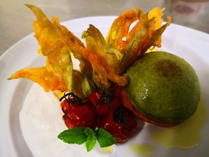 La zucchina e il suo fiore con pomodorini appassiti at Simago in Osio Sopra