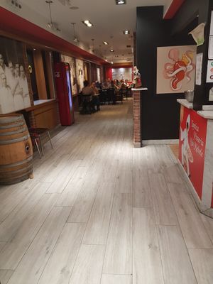 The restaurant at Antica Pizzeria Da Michele in Barcelona