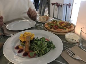 Coca vegana y tartare de mango, remolacha y aguacate #Veganuary at Melitón Jardin in Altea