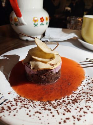 Cheesecake raw cioccolato e lampone su coulis di pompelmo...spettacolare! at Arbusto in Faenza