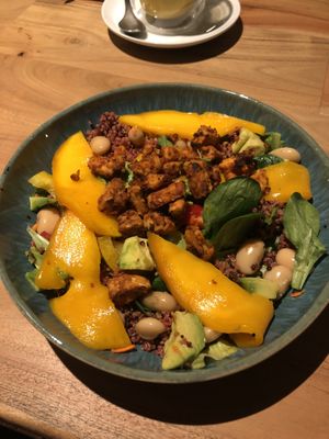 Pinky Quinoa Bean salad (15,50€)  at Energetic Life  in Stuttgart