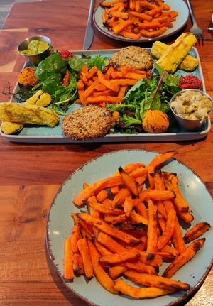 Energetic Platte für zwei + extra Süßkartoffeln Pommes at Energetic Life  in Stuttgart