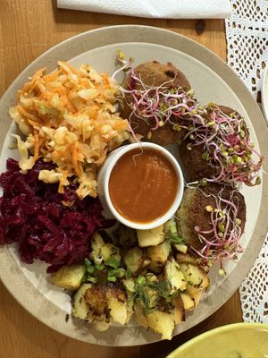 Polpette di broccoli patate e formaggi veg, patate arrosto, cavolo e carote e barbabietole con salsa al pomodoro fredda   at Pod Przykrywką in Wroclaw