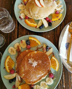 Pancakes mit Apfelmus (oben) und Lotuscreme (unten) at Marea in Rostock