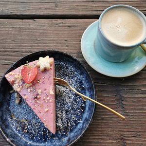 Kuchen und Café Crema mit Hafermilch at Marea in Rostock