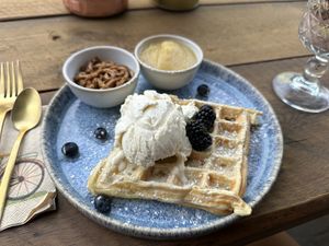 Waffel mit Lotuscreme und Apfelmus  at Marea in Rostock