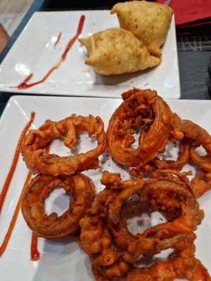 Anelli di cipolla e samosa at Royal Taj in Treviglio
