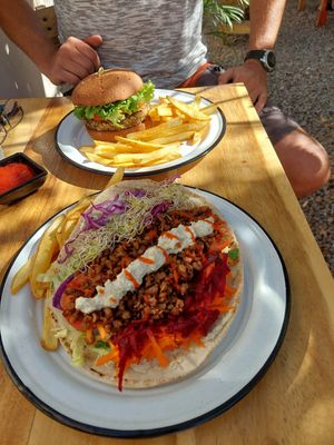 Wrap und Burger super lecker at Planeta Veggie in La Paz