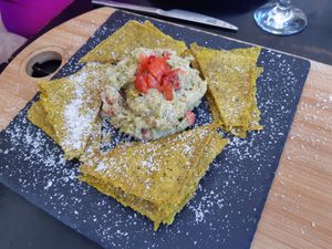 Guacamole and raw crackers at Crucina Restaurante in Madrid