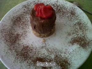 raw vegan chocolate cake at Crucina Restaurante in Madrid