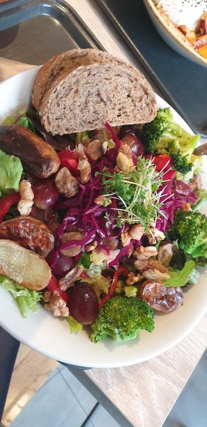 Vegan Harvest (salad) at Dean & David - Lister Meile in Hannover