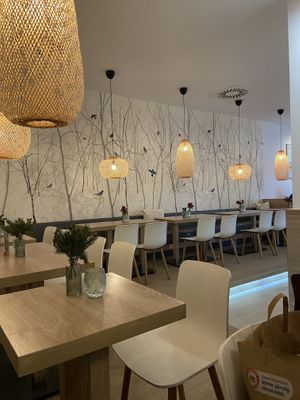 Interior of the restaurant (quite nice so  it doesn’t really fit with the self-service aspect of the place imo)  at Dean & David - Lister Meile in Hannover