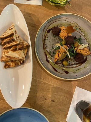 Vorspeise: Hummus mit Sonnen- Getrockneten Tomaten, serviert mit Ofen- Gebackenen Pita Brot und Fallafelbällchen.  at Vegan Garden Budapest in Budapest
