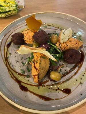 Vorspeise: Hummus mit Sonnen- Getrockneten Tomaten, serviert mit Ofen- Gebackenen Pita Brot und Fallafelbällchen.  at Vegan Garden Budapest in Budapest