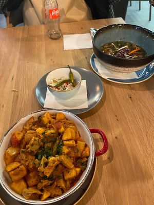 Vegane Ramen- Suppe & Gebratenes Brasov mit Soja Nuggets und Weißkraut  at Vegan Garden Budapest in Budapest