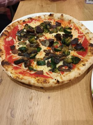 Pizza green garden, de mozzarella is erg lekker at Vegan Garden Budapest in Budapest