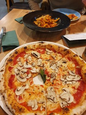 פיצה פטריות ופסטה בולונז at Vegan Garden Budapest in Budapest