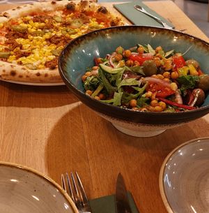 Salat und Pizza at Vegan Garden Budapest in Budapest