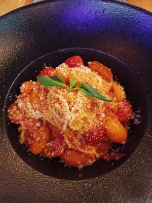 Spaghetti con tomate at Vegan Garden Budapest in Budapest