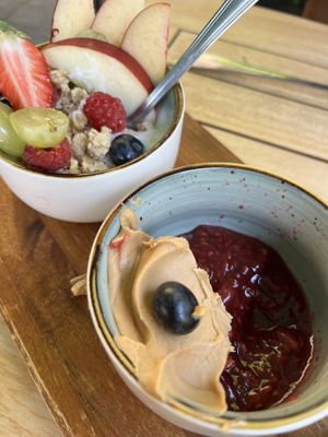 Joghurt vegano y mantequilla de mani vegana   at Atelier Ladencafé - St Johannis in Nuremberg