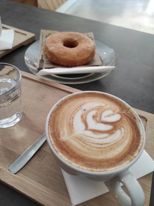 Capuccino amb beguda vegetal i donut vegà at Fika Coffee in Barcelona