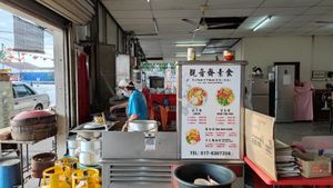 The friendly lady owner and stall at GUAN Yin Zhai Vegetarian Muar - 麻坡观音斋素食 in Muar