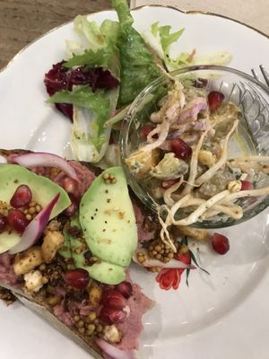 Toast humus avocado avec une salade dill pommes de terre   at Chez Blondie in Bayonne
